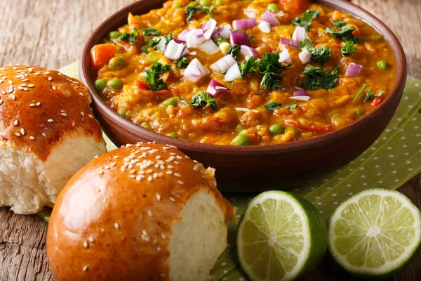 Pav Bhaji es un plato de comida rápida de la India, gruesa y picante vegeta —  Fotos de Stock
