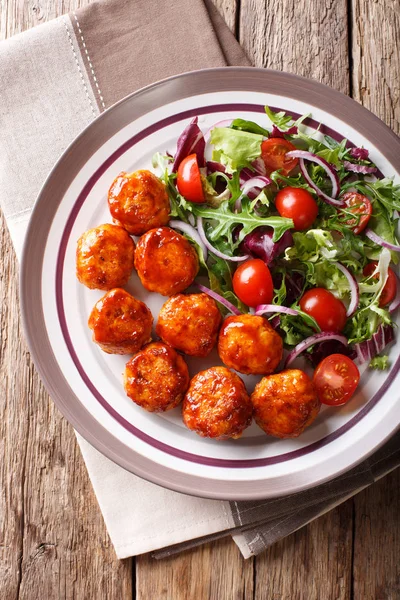 Cibo delizioso: insalata di polpette di pollo fritte di pomodoro, lattuga — Foto Stock