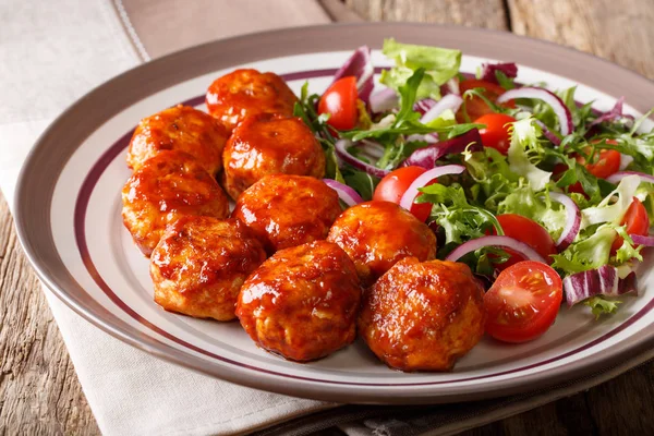 Výborné jídlo: smažený kuřecí karbanátky salát z rajčat, hlávkový salát — Stock fotografie