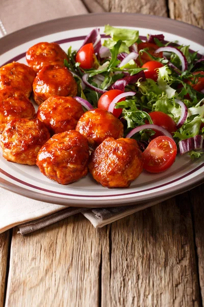 Almôndegas vitrificadas saborosas com salada de legumes frescos close-up em um — Fotografia de Stock