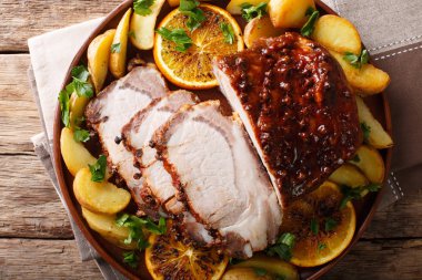 Kızarmış domuz eti bonfile ile patates, portakal ve elma yakın çekim