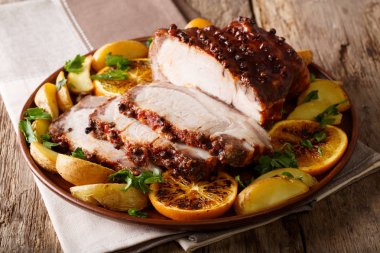 Kavrulmuş Noel jambonu portakal dilimleri ve sebze kapat-u