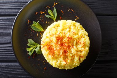 Risotto pirinç carnaroli safran ve nane closeup ile üzerinden. Yatay