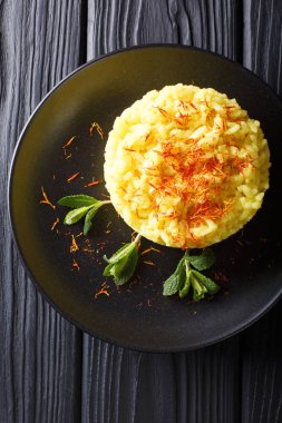 İtalyan risotto alla milanese bir plaka üzerinde safran closeup ile. V