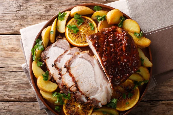 Baharatlı domuz eti ile patates, portakal ve elma yakın çekim yaptım. hor