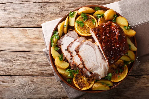 Carne di maiale al forno natalizia con patate, arance e mele. orizzonte — Foto Stock