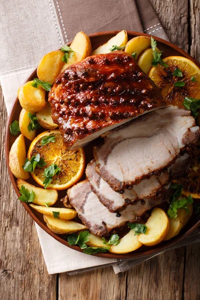 Baharatlı domuz eti ile patates, portakal ve elma yakın çekim yaptım. Ver