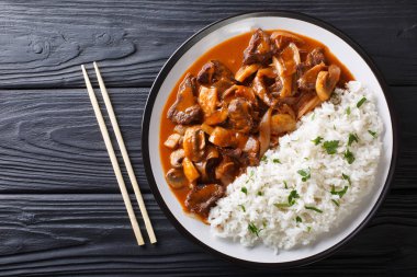 Japon mutfağı: soğan ve mantar, de baharatlı sığır eti 