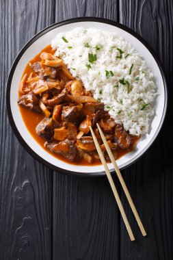 Japon mutfağı: soğan ve mantar, de baharatlı sığır eti 