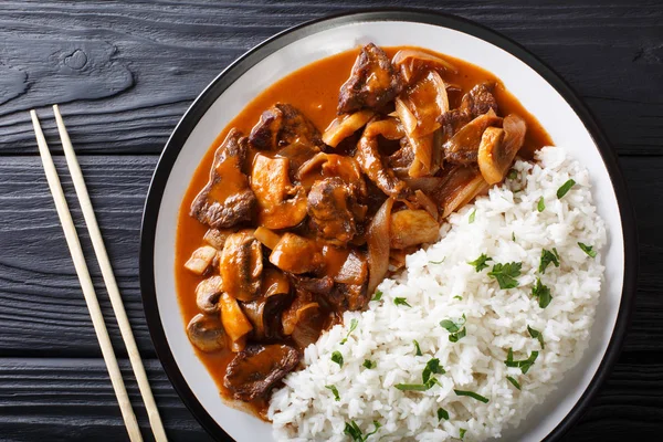 Nourriture japonaise : bœuf Hayashi à l'oignon et aux champignons, ainsi que — Photo