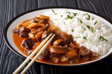 Yavaş yavaş pişmiş soğan ve mantar baharatlı sa Hayashi sığır eti