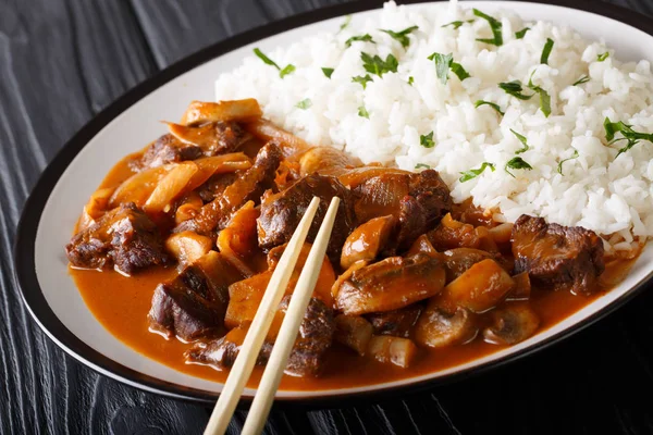 Soğan ve mantar gibi r ile geleneksel Hayashi sığır eti