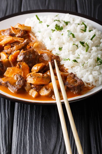 Japanische Küche: würziges Rindfleisch mit Zwiebeln und Pilzen — Stockfoto