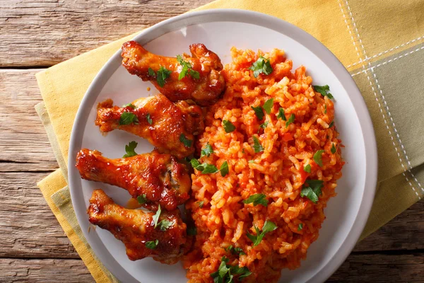 Porcion Африканський Jollof рис з смажені курячі крильця Закри — стокове фото