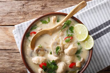 Tay tom kha gai--dan Hindistan cevizi mi Sebzeli tavuk çorbası