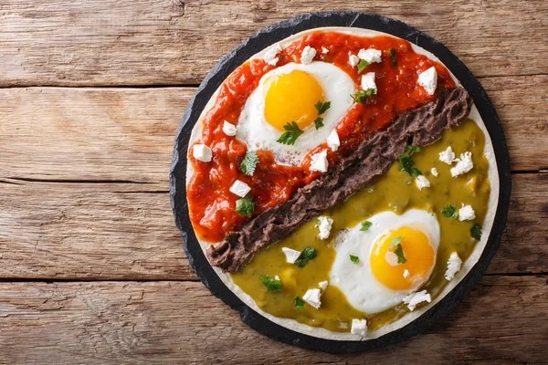 Desayuno mexicano: huevos divorciados con frijoles Frijoles r —  Fotos de Stock