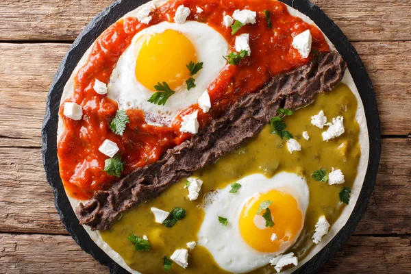 Huevos divorciados, stekta ägg på majstortillas med två salsas — Stockfoto