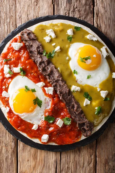 Huevos divorciados, a kukorica tortilla és két salsas sült tojás — Stock Fotó