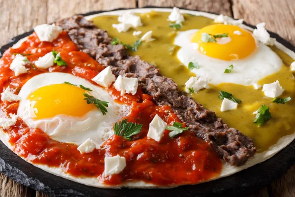 Ízletes mexikói étel: tojás huevos divorciados a Frijoles-re — Stock Fotó