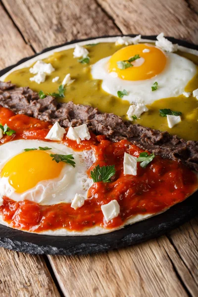 Mexican eggs huevos divorciados with Frijoles refritos, salsa ro — Stock Fotó
