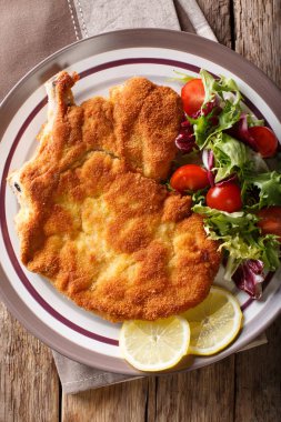 Limon ve taze sebze ile Dana milanese (cotoletta alla milanese)