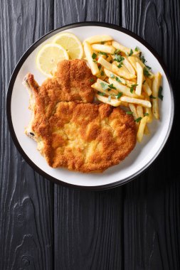 Geleneksel İtalyan Dana Milanese limon ve patates kızartması cl