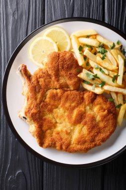Kızarmış dana pirzola Milanese limon ve patates kızartması yakın çekim.