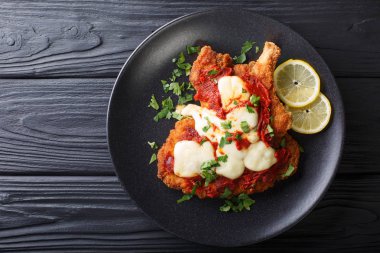 Mozzarella peyniri ve domates soslu dana Milanesa Napolitana