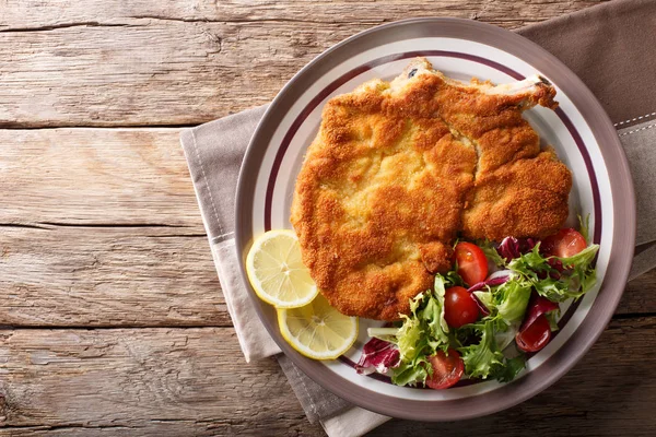 Ternera Milanesa con limón y ensalada fresca de tomates y lechuga —  Fotos de Stock