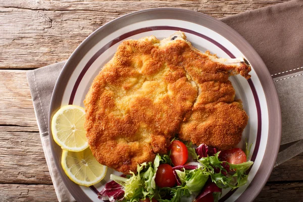 Delicious veal cutlet Milanese with lemon and fresh vegetable sa — Stock Photo, Image