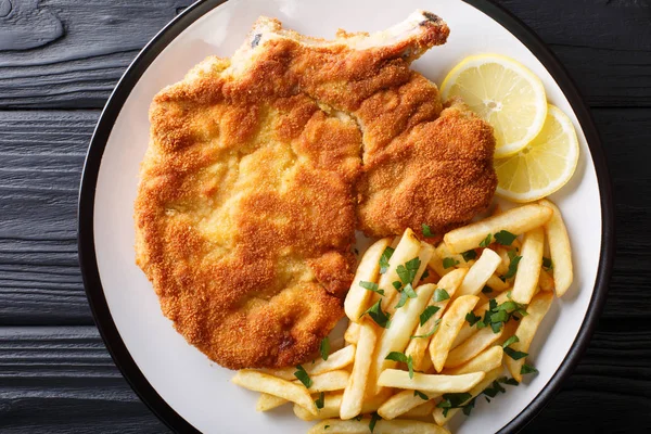 Vitela alla Milanese (cotoletta alla milanese) com batatas fritas c — Fotografia de Stock