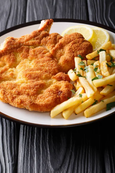 Vitela tradicional italiana Milanese com limão e batatas fritas cl — Fotografia de Stock