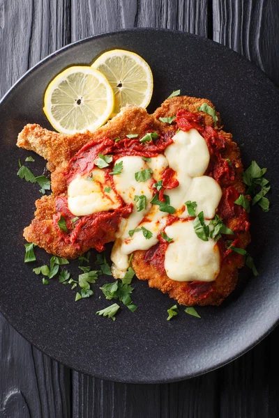 Zuid-Amerikaanse voedsel: Milanesa napolitana rundvlees kotelet in breadcru — Stockfoto