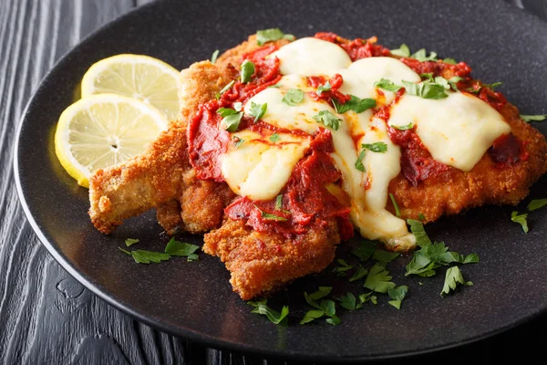 Lamilanesa napolitana - hausgemachtes Kalbsschnitzel mit Mozzarella — Stockfoto