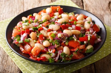 Ev yapımı salata fasulye, domates, soğan, biber ve otlar c ile