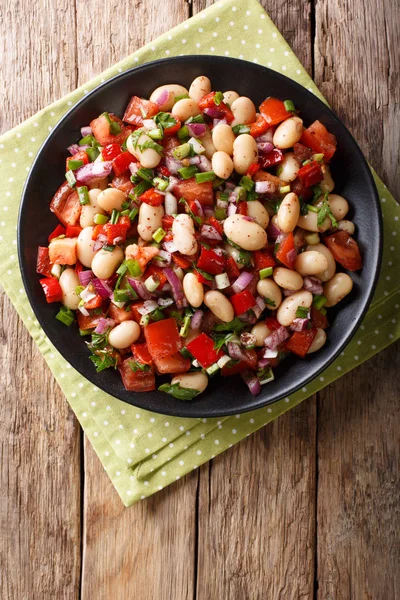 自制沙拉配豆、西红柿、洋葱、胡椒和香草 — 图库照片