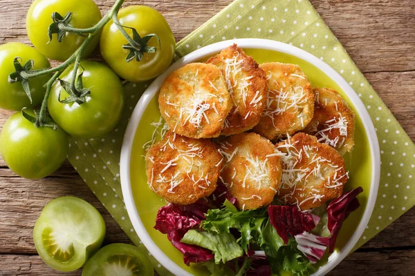 Вкусные жареные зеленые помидоры со свежим салатным макро на тарелке — стоковое фото