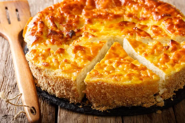 Süzme peynir, yumurta, tarçın ve suga lezzetli pirinç keki — Stok fotoğraf