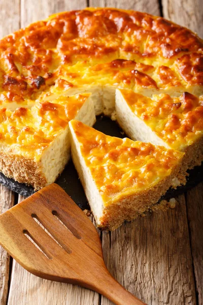 Pastel de arroz con queso ricotta, huevos y azúcar de cerca. Vertical —  Fotos de Stock