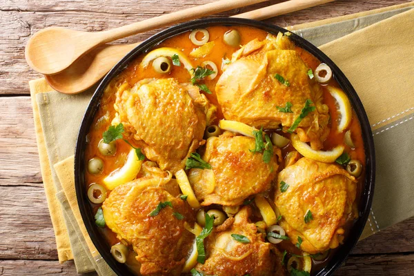 Pollo cocido con limones salados, cebollas y aceitunas verdes cerrar — Foto de Stock