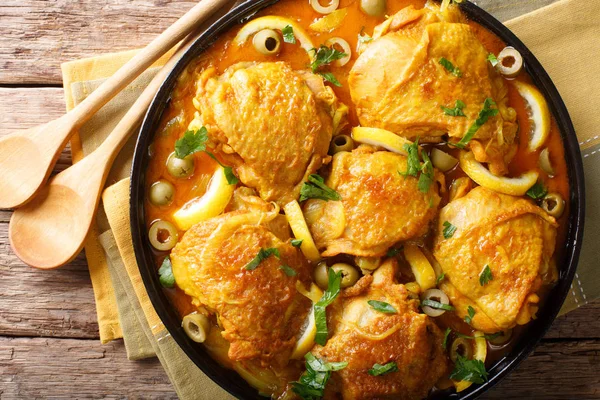 Марокканская еда: курица таджин с солеными лимонами, луком и ол — стоковое фото