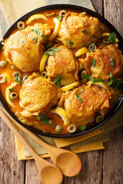 Арабская еда: жареная курица с лимонами, луком, специями и гр. — стоковое фото