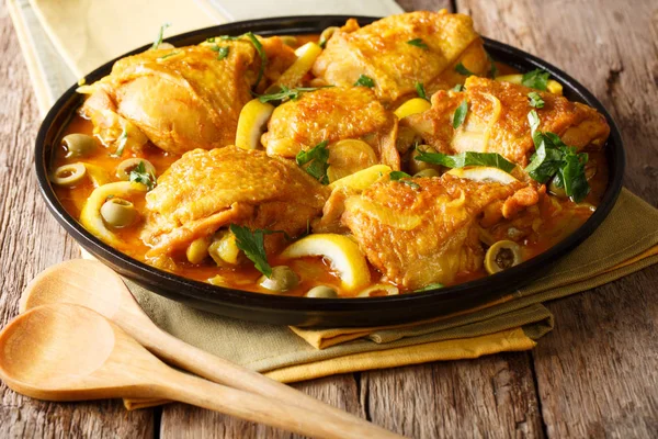 아라비아 음식: 닭고기 레몬, 양파, 향신료와 gr 찐 — 스톡 사진