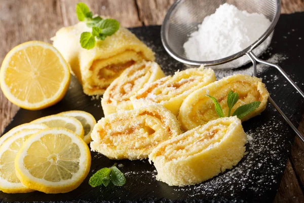 Pastel de limón casero con crema de frutas, decorado con menta y po — Foto de Stock