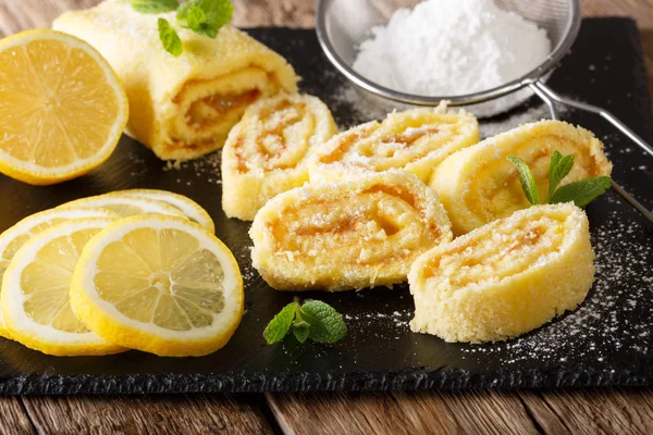 Bolo de rolo de limão com hortelã e açúcar em pó close-up. horizontal — Fotografia de Stock