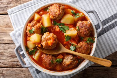 Bir bo sebze ve otlar yakın çekim ile köfte domates çorbası