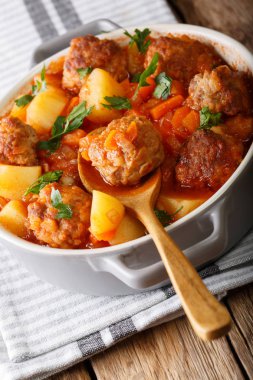 Sebze ve otlar yakın çekim bir yay ile Baharatlı köfte çorbası