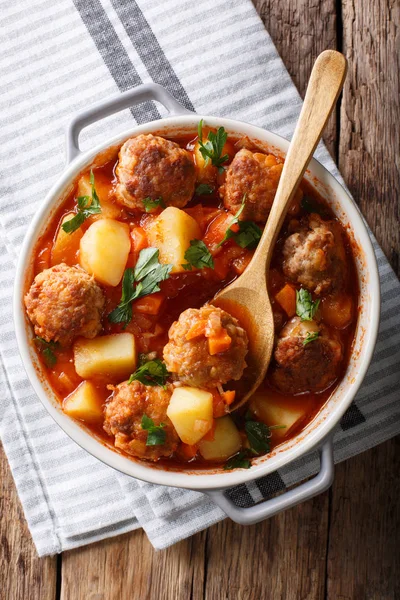 Albóndigas sopa de tomate con verduras y hierbas de cerca en un bo — Foto de Stock