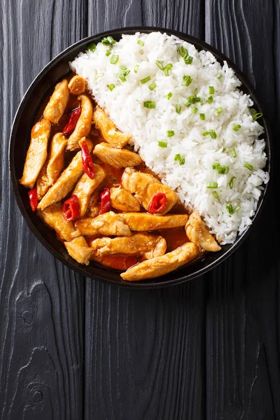 Delicious Thai chicken panang curry with garnish of rice close-u — Stock Photo, Image