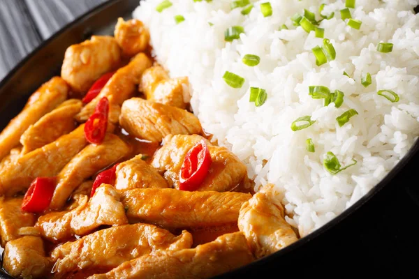 Pikantní domácí kuřecí panang kari s rýží a zelenou cibulkou cl — Stock fotografie